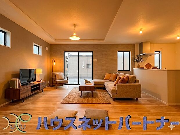 食事スペースと寛げる場所設けてもまだ余裕の広さ。家具等の画像はイメージです