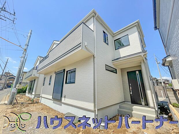 街に溶け合う美しい景観と、採光や風通しを考えて設計された間取り。近隣の視線を考え調整した窓位置など、外観だけでなく、住まうご家族の心地よさを最優先しました。