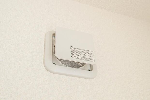 【24時間換気システム】 家じゅうの空気が入れ替わるよう、ファンなどの器械を使って2時間に1回計画換気。24時間、常に新鮮な空気を維持するためのシステムです。