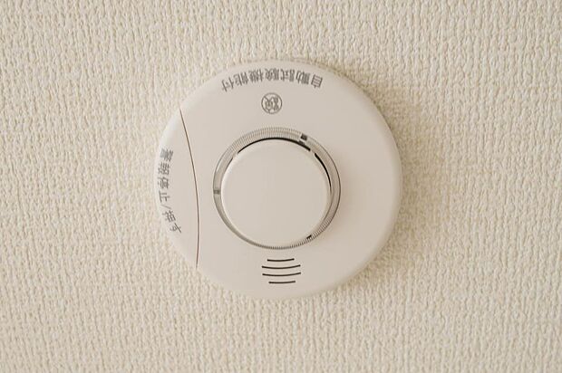 【火災警報器設置】 予期せぬ火事。火災警報器で助かる命があります。火災は決して他人事ではなく、どこの家庭でも起こり得ることです。万が一の時でも、火災警報器が、いち早く火災を知らせてくれます。