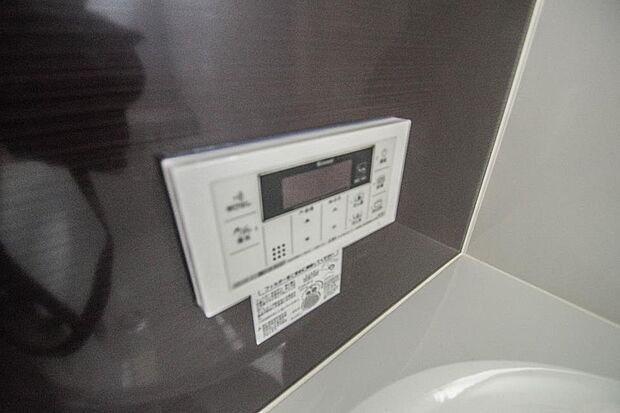 【追い焚き機能付スイッチ】 追い焚きで消費されるガス代(もしくは電気代)と、お湯張りの費用を比較したところ、追い焚きがほぼ半額の値に。家計に優しい機能であることがわかります。