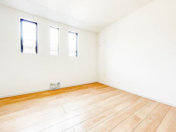 独立性を高めたお部屋。たっぷりの収納も配備しており、片付いた空間を現実出来そう。陽光も降り注ぐ明るく開放的な空間が魅力的。