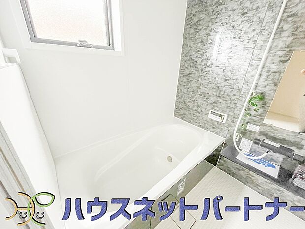 高級感溢れるカラーと大きさ・柔らかな曲線で構成された半身浴も楽しめるバスタブが心地よさをもたらします。