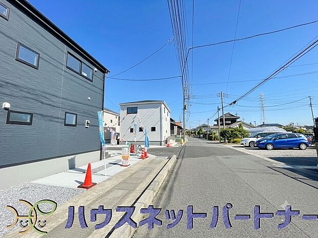 前面道路の日当たりの良い明るいお家。