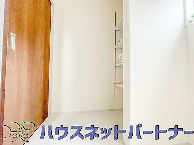 洗面室のある脱衣所は広々。脱いだお洋服をそのままお洗濯。
