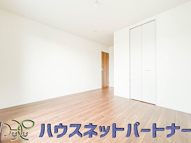 独立性を高めたお部屋。たっぷりの収納も配備しており、片付いた空間を現実出来そう。陽光も降り注ぐ明るく開放的な空間が魅力的。
