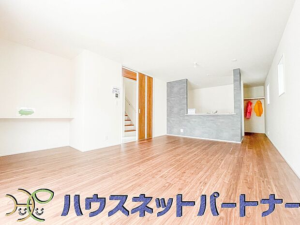 リビングは、食事スペースと寛げる場所設けてもまだ余裕の広さ。明るい光が照らしてくれます。