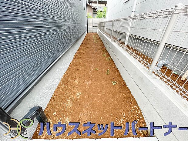 一戸建ての醍醐味は、何といっても庭があること。花や野菜を育てたり、子供と遊んだり、お客様を迎えたり…。大切なペットと過ごす心地良いスペースにもなりますね。