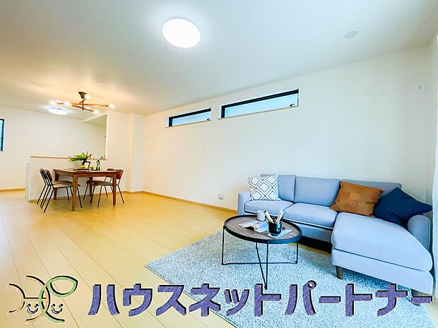 整然とした空間演出、快適な理想の暮らしの実現は家のみの拘りではなく、そこで暮らす方々にとって素敵な環境であることも挙げられると思います。四季折々の変化が奏でる鼓動を楽しんで下さい。