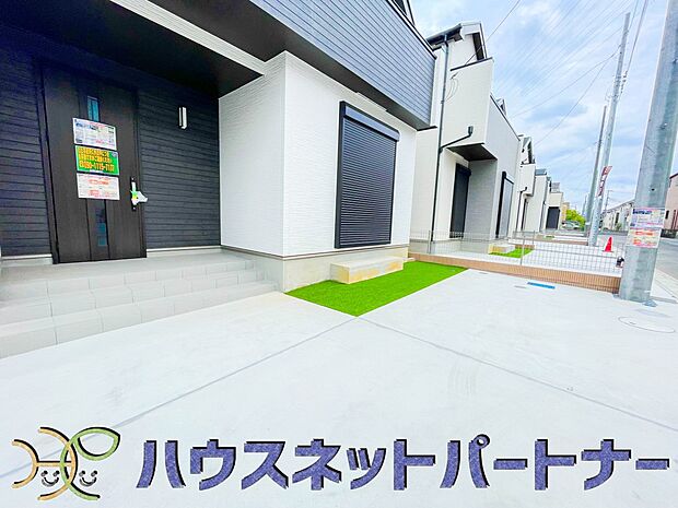 ゆったりとした駐車スペースを確保いたしましたので、大きめのお車でも駐車可能です。自転車やバイクなど、ゆとりのある敷地で置き場所に困ることはないでしょう。