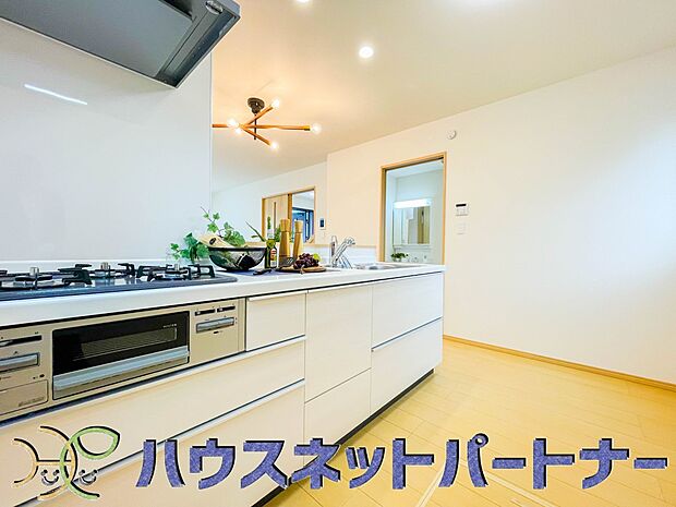 明るい自然光が入る作業スペースを多くとったキッチン採用。夫婦揃ってキッチンに立っても調理がしやすく、家事をしながら会話も弾みます。食器類もすっきりと片付く収納力。