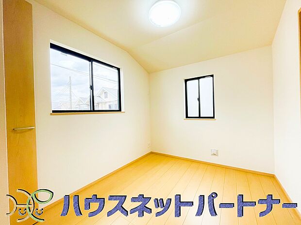 陽当たりの良い窓からは、清清しい風を室内に送り込んでくれます。快適な生活を楽しめます。