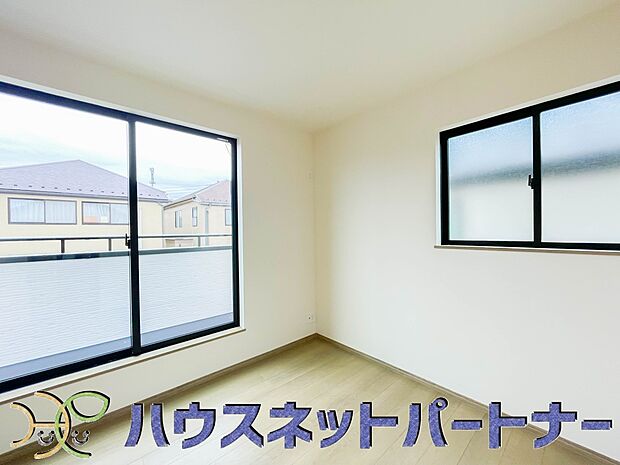 2面窓のある風通しの良いお部屋は心も体も元気にしてくれます。自分だけのお部屋作りを楽しんでみては。