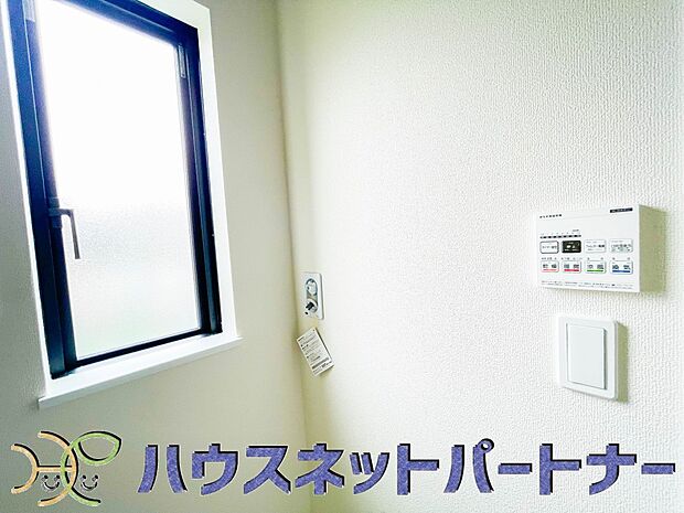 毎日使う洗濯機。しっかりと奥行きのある置き場が確保されています。