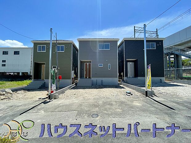 上質感漂う玄関へのアプローチ。居住者の帰り、訪れる方を優しく迎える・安らぎに満ちた生活空間を予感させる。健やかな暮らしを楽しめそう。