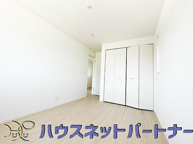 ベッドを置いて主寝室をイメージ。それでも広々してますね。