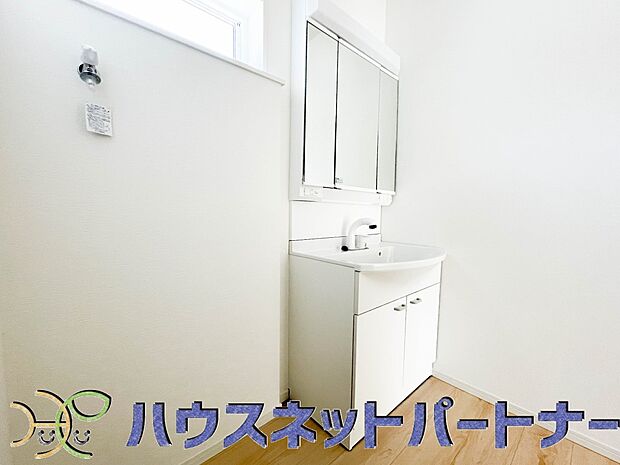 毎日使う洗濯機。しっかりと奥行きのある置き場が確保されています。