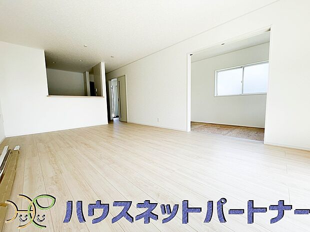 明るく開放的なダイニング。家族とのコミュニケーションが取りやすく、みんなの笑顔が溢れます