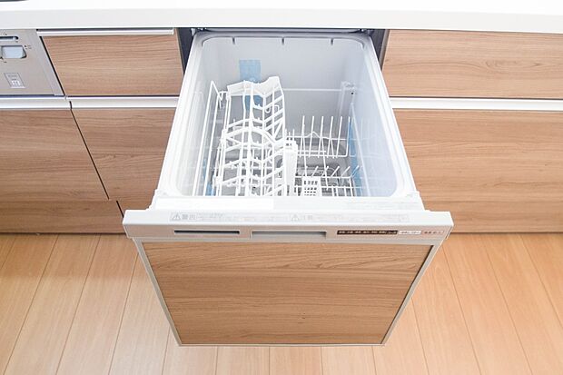 【食洗機付き対面式システムキッチン】 『 食洗機 』　料理後の面倒な洗物も解決！高温洗浄で煮沸消毒にも使えるため、乳幼児やご年配の衛生にも役にたち、又、洗った食器置きとして使い広くキッチンを使えます。