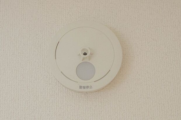 【火災警報器設置】 予期せぬ火事。火災警報器で助かる命があります。火災は決して他人事ではなく、どこの家庭でも起こり得ることです。万が一の時でも、火災警報器が、いち早く火災を知らせてくれます。