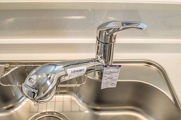 【一体型浄水器】一つの蛇口で「原水（水道水）」「シャワー」「浄水」を切り替えられる、浄水器を内蔵した混合水栓です。浄水は、水栓本体の首部分に付属のカートリッジをセットして使用します。