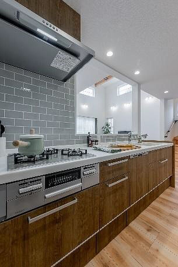 三口コンロで料理の幅を拡げてくれる使いやすいシステムキッチンを採用。洗い場も大きいので野菜や食器を洗ったりする際にも捗り、奥様の強い味方となってくれるはずです。