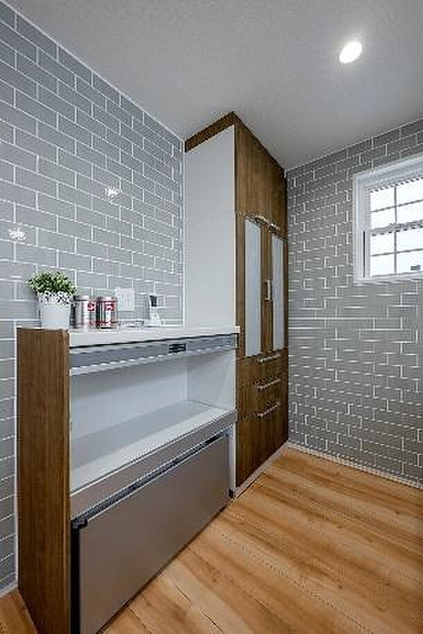 キッチンにはカップボードが付いています。料理用品など収納が出来てお料理の幅も広がりそう。