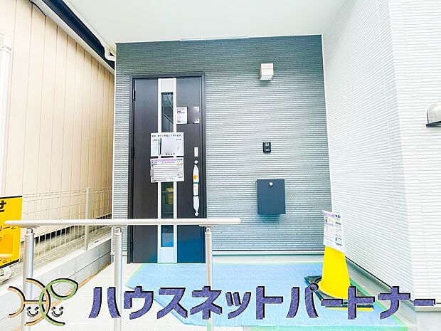 上質感漂う玄関へのアプローチ。居住者の帰り、訪れる方を優しく迎える・安らぎに満ちた生活空間を予感させる。健やかな暮らしを楽しめそう。