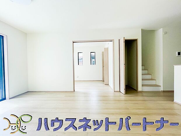 リビング横の洋室扉を開放して、パーティーの時は広々した空間造りもできますね。