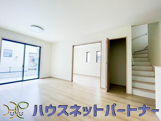 階を移動する際にリビングを通る、リビングイン階段。自然なかたちで家族が集まるため、お子様の個室が2階にある場合でも、毎日の挨拶や会話が増えやすくなります。