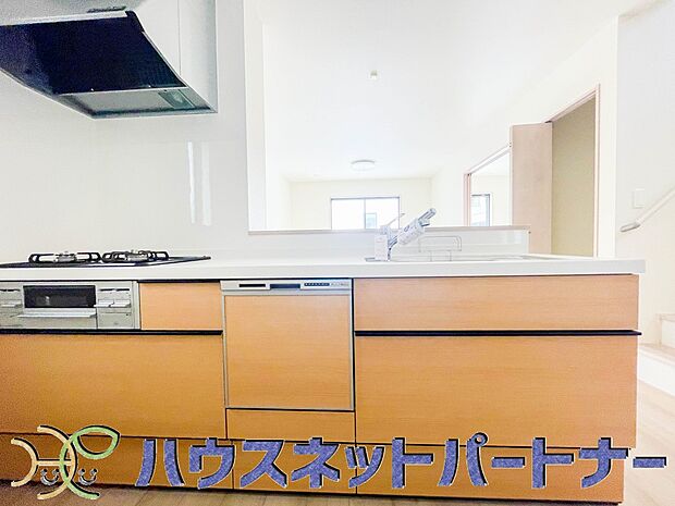 キッチン吊戸棚を無くす事によって、コミュニケーションを重視した設計に致しました。区画によって変わる一体感を、実際にご覧になって頂けましたらと思います。