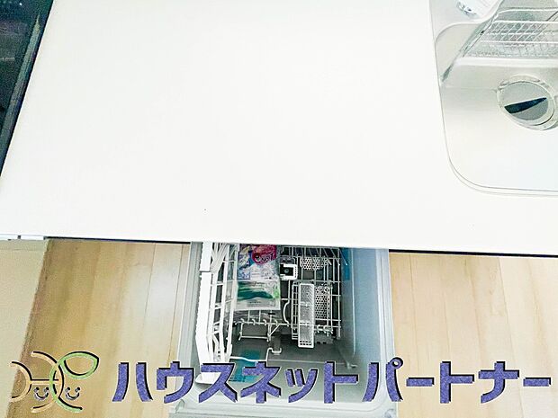 ビルトイン食器洗乾燥機完備。家事のお手伝いをしてくれる奥様の味方です。食器を洗っている間にお掃除など、様々なシーンで家事の時短に役立つ食洗機。省スペースのビルトインタイプを採用致しました。