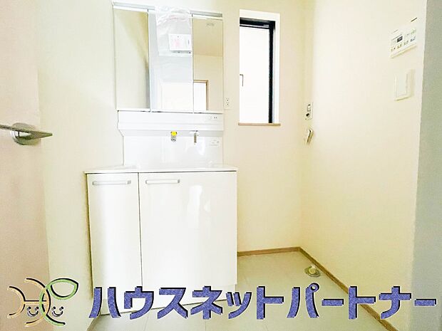 家の中でも特にプライベートスペースとなる洗面所は、洗濯場所と浴室を同じ空間でまとめております。小窓を設置しておりますので、熱気などが籠りやすい空間でちょっとした空気の入れ替えを。