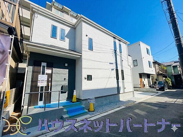 居住者の帰り、訪れる方を優しく迎える・安らぎに満ちた生活空間を予感させる。健やかな暮らしを楽しめそう。