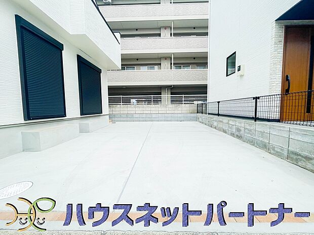 通勤や家族の送迎など、毎日の生活にマイカーが欠かせない方にとって駐車場は大事な条件。敷地内にカースペースがあれば、お出かけやお買い物の際の搬入出もらくらくです。