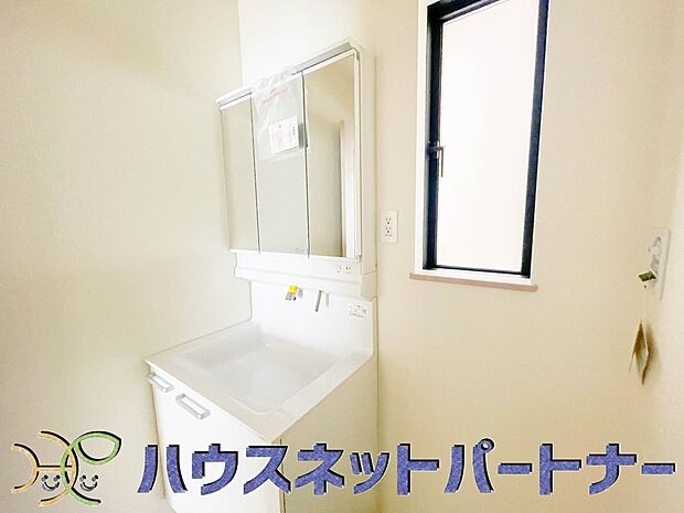 洗面室のある脱衣所は広々。脱いだお洋服をそのままお洗濯。