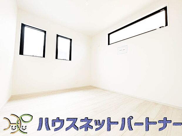 ベッドを置いて主寝室をイメージ。それでも広々してますね。
