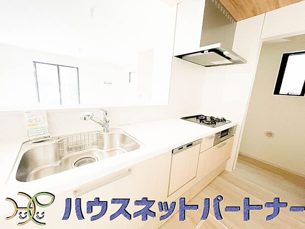 カウンターキッチンなら、リビングで遊ぶ子供の様子を見ながら料理ができるので安心です。料理を運んでもらったり、子供にお手伝いしてもらいやすいのもいいですね♪