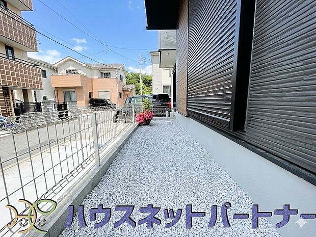 一戸建ての醍醐味は、何といっても庭があること。花や野菜を育てたり、子供と遊んだり、お客様を迎えたり…。大切なペットと過ごす心地良いスペースにもなりますね。