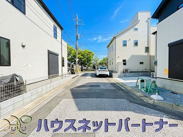 前面道路の日当たりの良い明るいお家。