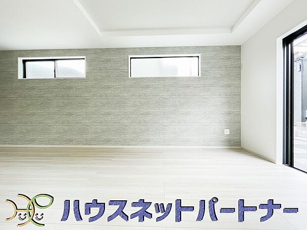 リビングは、食事スペースと寛げる場所設けてもまだ余裕の広さ。明るい光が照らしてくれます。