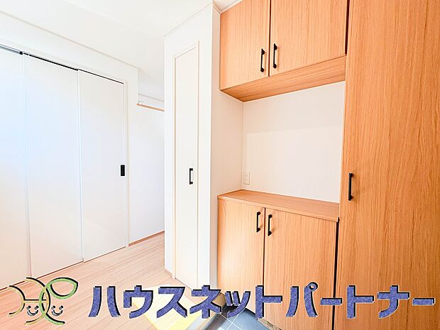 シューズボックはワイドなのでたくさんの靴が収納できます。玄関をスッキリと使えます。