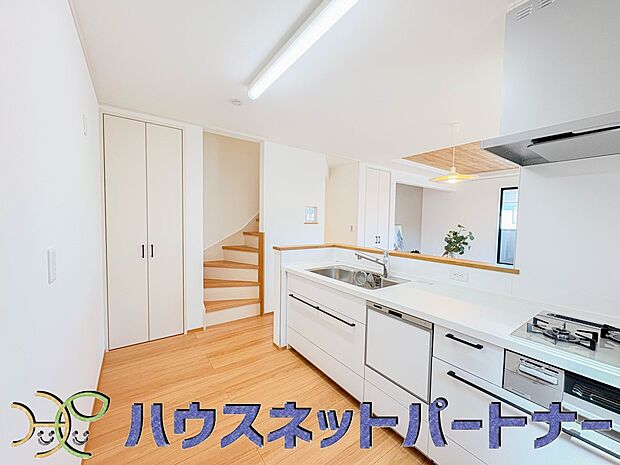 三口コンロで料理の幅を拡げてくれる使いやすいシステムキッチンを採用。洗い場も大きいので野菜や食器を洗ったりする際にも捗り、奥様の強い味方となってくれるはずです。