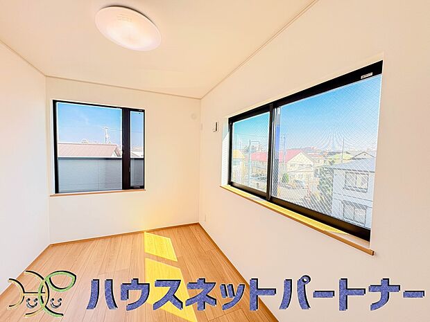 明るい窓のあるお部屋は子供部屋にぴったり。可愛い家具で素敵なお部屋に。