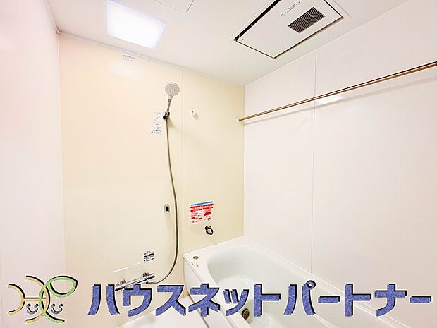 高級感漂う清潔感のある浴室は、窓からは光が入り心地よいバスタイムを演出してくれます。浴室乾燥機付きなので長雨の時期には大助かり。