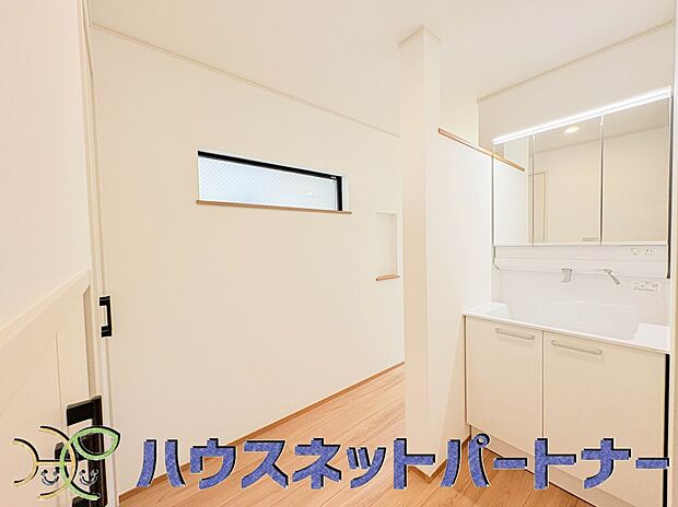 明るい清潔感のある洗面所は、鏡も大きくシンクが広々。朝の支度も楽にこなせます。
