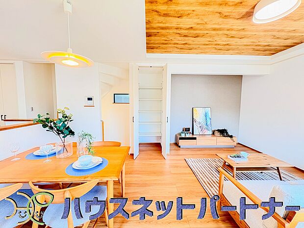 陽だまりのある光彩豊かなリビングは、何よりも快適で心休まる時間を過ごせます。