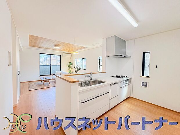 明るく開放的なオープンキッチン。家族とのコミュニケーションが取りやすく、みんなの笑顔が溢れます。