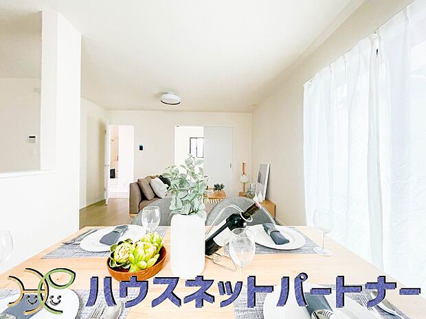 太陽の光が照らす明るいリビングは、開放感があり通風・採光に優れ、心地よい光と風が舞い込んできます。心休まるリビングは何よりも快適な時間を過ごせます。