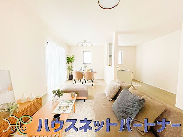 整然とした空間演出、快適な理想の暮らしの実現は家のみの拘りではなく、そこで暮らす方々にとって素敵な環境であることも挙げられると思います。四季折々の変化が奏でる鼓動を楽しんで下さい。